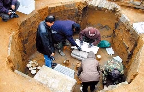 Tuy nhiên đây cũng không phải điều quá lạ lẫm. Khi dò xuống sâu hơn, quan tài của Dương quý phi cũng được tìm thấy. Vào khoảnh khắc chiếc quan tài được mở ra, mọi người đều phải bất ngờ.