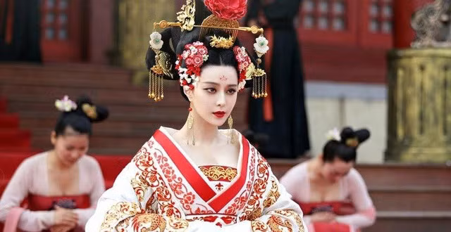 Người ta cũng đánh giá cao Võ Tắc Thiên vì cách dùng người và góp công cho nền văn hóa đời Đường phát triển mạnh mẽ. Võ Tắc Thiên làm hoàng đế 15 năm, tuy là nữ nhưng chiến công của bà cũng không thua Lý Thế Dân.