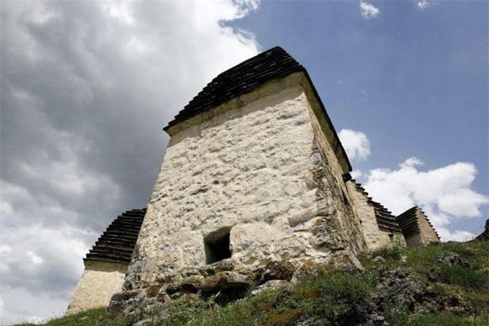 Một chuyện kể khác cho rằng, đại dịch tả đã tàn phá ngôi làng, khiến cư dân quyết định di tản tới nơi khác. Họ xuống miền đồng bằng khiến nơi đây dần bị bỏ hoang.