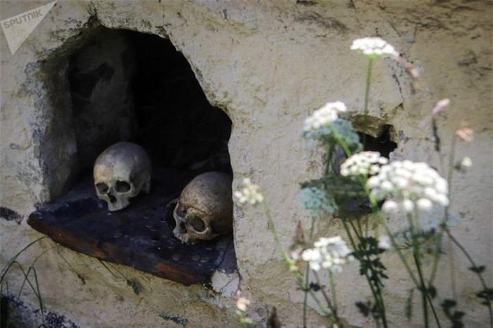 Nhìn từ bên ngoài vẫn có thể thấy các hộp sọ, xương người và các xác ướp được chôn cất từ 600 - 700 năm trước. Thậm chí, quần áo và một số đồ gia dụng của họ vẫn còn sót lại.