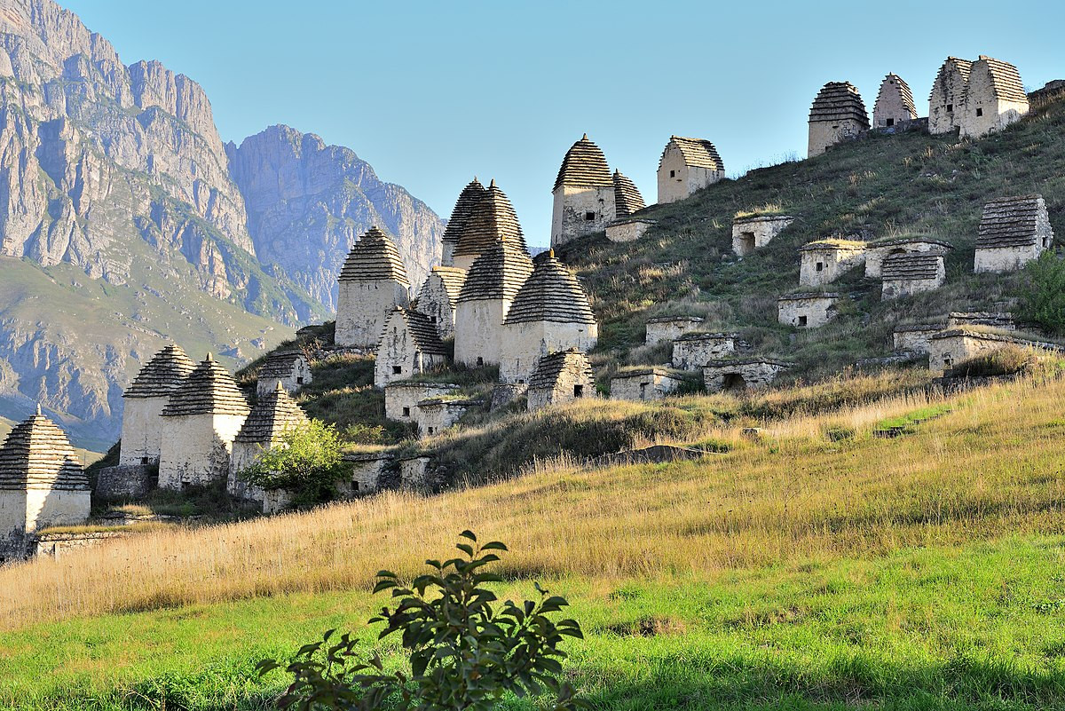 Mỗi ngôi mộ có một chiếc cửa nhỏ đủ để đưa quan tài vào trong trông như những ngôi nhà nhỏ xinh xắn. Ở mỗi ngôi mộ có một lối vào nhỏ hình vuông.