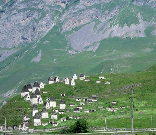 Trước đây, nó được bịt lại bằng những tấm gỗ đặc biệt. Lối vào nhỏ đến mức một người trưởng thành khó có thể lọt qua. Nhưng nếu vào được bên trong, mọi thứ sẽ hiện ra trước mắt.