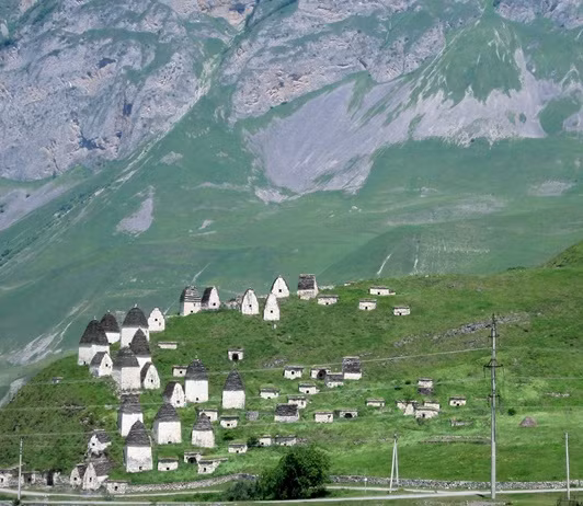 Trước đây, nó được bịt lại bằng những tấm gỗ đặc biệt. Lối vào nhỏ đến mức một người trưởng thành khó có thể lọt qua. Nhưng nếu vào được bên trong, mọi thứ sẽ hiện ra trước mắt.