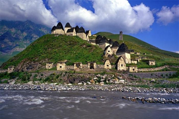 Trái ngược với khung cảnh đó, nơi đây còn được biết đến với tên gọi khác - thành phố của người chết, dễ đi khó về.