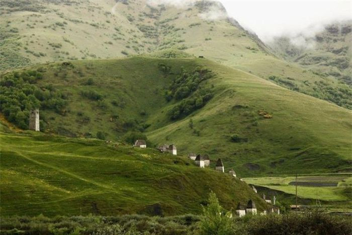 Làng Dargavs gắn với rất nhiều giai thoại và tin đồn. Dân địa phương từng tin rằng, ai đi sâu vào khu nghĩa trang cổ sẽ không thể trở ra một cách bình thường và lành lặn.