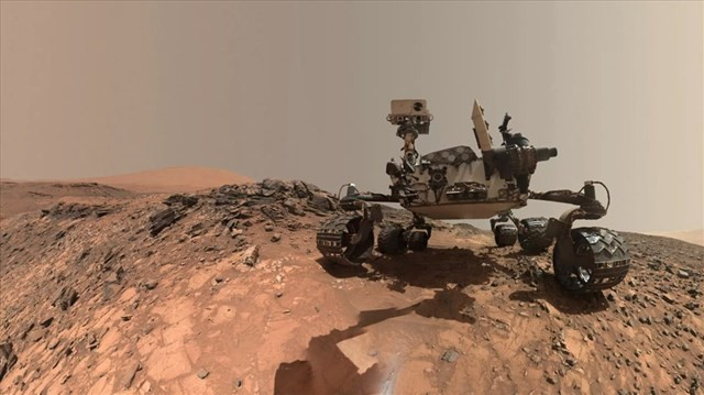 Tàu thăm dò Curiosity của NASA đã phát hiện ra khoáng vật quý hiếm trên trong một tảng đá ở trung tâm của miệng hố Gale rộng 154 km ngày 30/7/2015. Tàu thăm dò này đã khoan một lỗ nhỏ trong tảng đá và lấy ra loại mẫu vật có màu bạc.