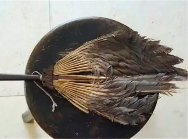 Họ chỉ phát hiện được một chiếc quạt lông, sau khi giám định cho thấy nó đã có hơn 1.000 năm tuổi trong lăng mộ, ngoài ra các di vật văn hóa khác cũng rất hạn chế.