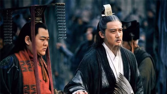 Khương Duy tới bước đường cùng, buộc phải quay sang đầu quân Gia Cát Lượng. Có được Khương Duy, Gia Cát Lượng vui mừng như nắm trong tay báu vật, hết lòng trọng dụng. Từ được sắc phong Phụng Nghĩa tướng quân, làm Dương Đình Hầu đến sớm thăng cấp làm Trung giám quân, dẫn đầu đại quân chinh phạt phía tây.