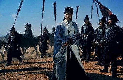 Ngay từ khi còn ở Long Trung, trong buổi tiếp kiến Lưu Bị, Gia Cát Lượng đã vạch sẵn chiến lược “Đông hòa Tôn Quyền, Bắc phạt Tào Ngụy”. Sau này, khi là Thừa tướng cầm thực quyền, việc đầu tiên mà ông nghĩ đến là chinh phạt Ngụy quốc, trung hưng Hán thất.