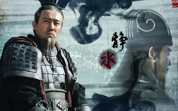 Trong cái chết của Quan Vũ, Lưu Bị cũng có một phần trách nhiệm khi đã sai ông đi giữ Kinh Châu. Việc sai một người sở hữu ngạo khí ngút trời như Quan Công đi giữ một thành hiểm yếu như Kinh Châu là một sự mạo hiểm. Gia Cát Lượng hiểu rõ, nhưng thay vì can ngăn, ông lại làm ngơ như không biết gì.