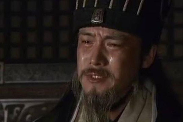 Dẫu vậy, Gia Cát Lượng không hề để tâm đến lời nhắc nhở của Lưu Bị mà vẫn coi trọng tài năng của Mã Tắc. Ông sai Mã Tắc đi trấn giữ Nhai Đình nhưng lại không biết được rằng đó là lần đầu tiên và cũng là lần cuối cùng người này được cầm quân ra trận. Vì không có kinh nghiệm thực chiến lại nóng lòng muốn thể hiện bản thân nên đã Mã Tắc khinh địch, đánh mất Nhai Đình và gây nên đại họa.