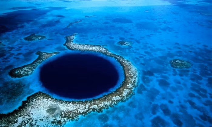 Khi đại dương mở rộng và lượng nước biển tăng lên, các dòng hải lưu dần dần ăn mòn lớp vỏ đất, tạo ra những vùng trũng sâu hơn. Sự chênh lệch áp suất nước và tác động thủy động lực ở sâu trong rãnh làm cho một phần nước trôi vào rãnh, từ đó giảm lượng nước trong đại dương. Những yếu tố này cộng lại khiến Rãnh Mariana trở thành một bộ cân bằng cho mực nước biển dâng.