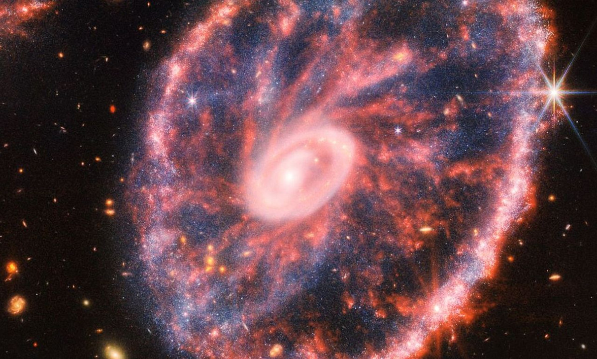 Hình ảnh được NASA chia sẻ mới đây được chụp bởi hai công cụ NIRCam và MIRI của Webb, cho thấy các vùng hình thành sao ở vòng ngoài của thiên hà, cũng như các cụm sao rất trẻ xung quanh hố đen siêu khối lượng ở trung tâm, thứ được bao phủ bởi đám mây bụi dày đặc.