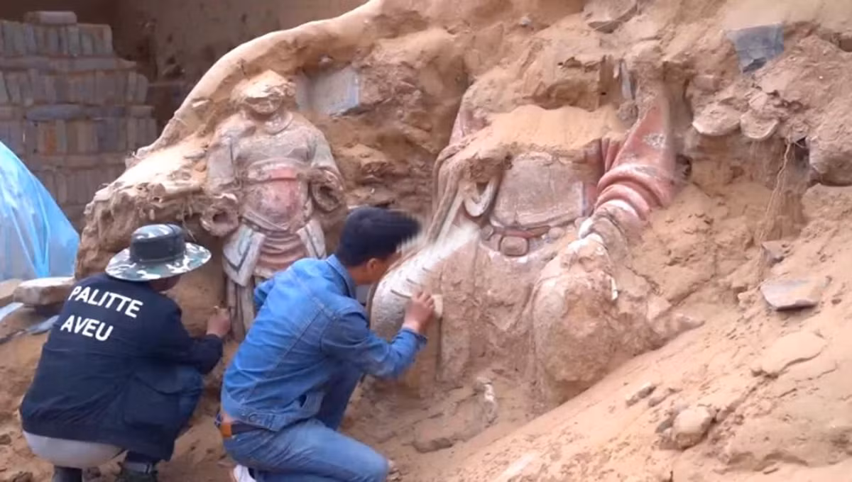 Những chiếc quan tài được chạm khắc tinh xảo bằng biểu tượng Mặt Trời và Mặt Trăng bằng vàng - vốn là biểu tượng quyền lực của người Hung Nô. Một ngôi mộ thậm chí chứa hài cốt của sáu con ngựa và một cỗ xe.