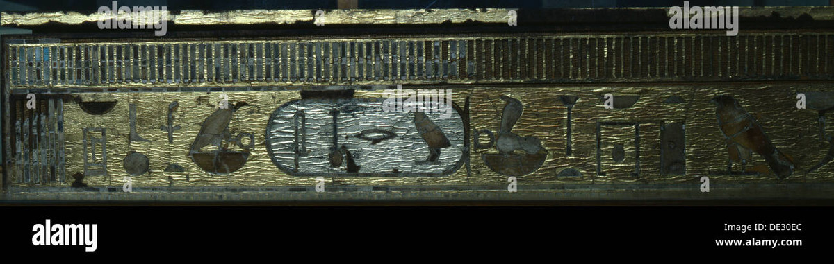 Vào ngày 2/2/1925, nhiếp ảnh gia của Reisner là Mohammedani Ibrahim làm việc gần kim tự tháp do Pharaoh Khufu xây dựng vào giữa thiên niên kỷ thứ 3 TCN và nhận thấy trụ đỡ máy ảnh của ông nằm dựa trên một lớp thạch cao màu trắng, có thể là đỉnh của một công trình ẩn bên dưới.