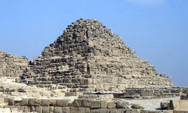 Khu vực trung tâm của di chỉ khổng lồ được giao cho Reisner. Sau khi Reisner hoàn thành công tác ở Mỹ và trở lại Ai Cập, ngôi mộ G7000X được mở lại vào tháng 1/1926.