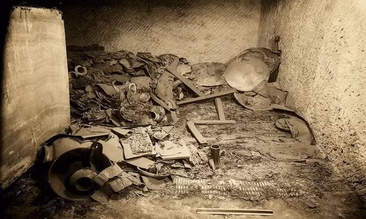 Quan tài bằng thạch cao mịn của Hetepheres được mở vào tháng 3/1927 nhưng không chứa hài cốt nào. Các nhà sử học vẫn tranh cãi điều gì đã xảy ra với thi thể.