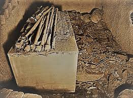 Các cộng sự bắt đầu đào xới trong lúc ông vắng mặt và tìm thấy một căn hầm hẹp sâu 26 m chứa đầy đá vụn.