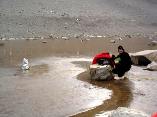 Điều kì lạ là dù vào mùa đông, thậm chí khi nhiệt độ chỉ còn âm 50 độ C mọi thứ ở Nam Cực đều đóng băng trừ hồ Don Juan. Đặc biệt hơn nữa, trong điều kiện khô hạn của Nam Cực với lượng mưa hàng năm chỉ ở mức 50 mm, các nhà khoa học chưa thể xác định được rằng hồ Don Juan lấy nguồn cung cấp nước từ đâu.