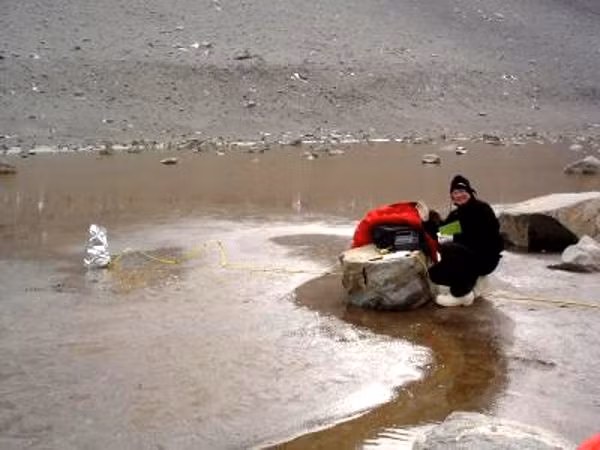 Điều kì lạ là dù vào mùa đông, thậm chí khi nhiệt độ chỉ còn âm 50 độ C mọi thứ ở Nam Cực đều đóng băng trừ hồ Don Juan. Đặc biệt hơn nữa, trong điều kiện khô hạn của Nam Cực với lượng mưa hàng năm chỉ ở mức 50 mm, các nhà khoa học chưa thể xác định được rằng hồ Don Juan lấy nguồn cung cấp nước từ đâu.