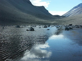 Các nhà nghiên cứu cho rằng hồ Don Juan có độ mặn như vậy là bởi nó lấy muối từ các dòng nước ngầm dưới chân của dãy Olympus và Asgrad. Ngoài ra nó còn nhận được khoáng chất được hòa tan từ các tảng đá ven hồ.