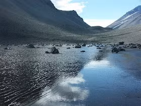 Các nhà nghiên cứu cho rằng hồ Don Juan có độ mặn như vậy là bởi nó lấy muối từ các dòng nước ngầm dưới chân của dãy Olympus và Asgrad. Ngoài ra nó còn nhận được khoáng chất được hòa tan từ các tảng đá ven hồ.