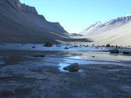 Các nhà nghiên cứu thuộc đại học Penn State đã phát hiện ra dấu vết của sự sống vi sinh trong hồ Don Juan. Họ đã tìm thấy dưới bề mặt nước các lớp hữu cơ mỏng với độ dày 2 – 5mm được tìm thấy ở phía Tây của hồ. Cụ thể, nhóm nghiên cứu đã phát hiện ra một quần xã vi sinh bao gồm các dạng dị dưỡng và sinh vật nhân sơ, nấm trong hồ.