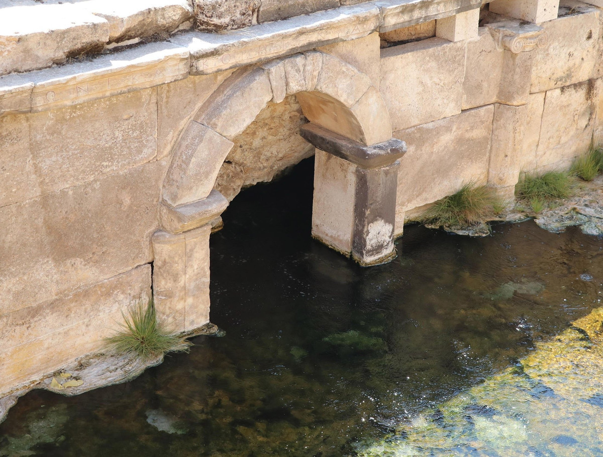 Cánh cổng có tên" Cổng Diêm Vương" được xây trên vị trí này. Năm 2011, các nhà khảo cổ học đã chứng minh rằng cánh cổng vẫn có khả năng gây tử vong. Các con chim bay gần cánh cổng đều bị ngạt chết.