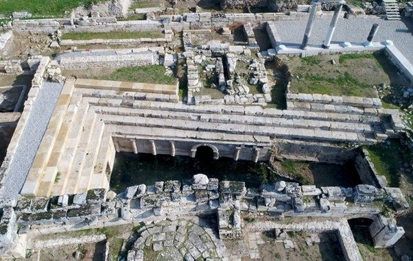 Cổng này nằm trên bức tường của một đấu trường hình chữ nhật, được bao quanh bởi ghế đá cao dần và có một đền thờ ở trên.