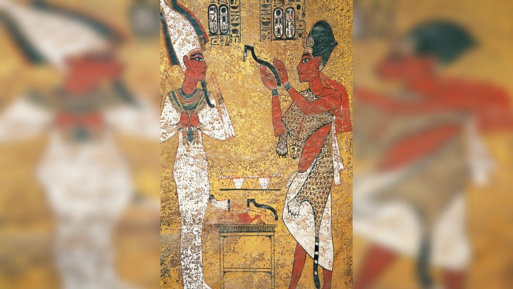 10. Bức tranh trường với Osiris. Bức tranh tường này trong lăng mộ của Tutankhamun cho thấy pharaoh đang tương tác với Osiris, một vị thần được coi là thần của thế giới ngầm.
