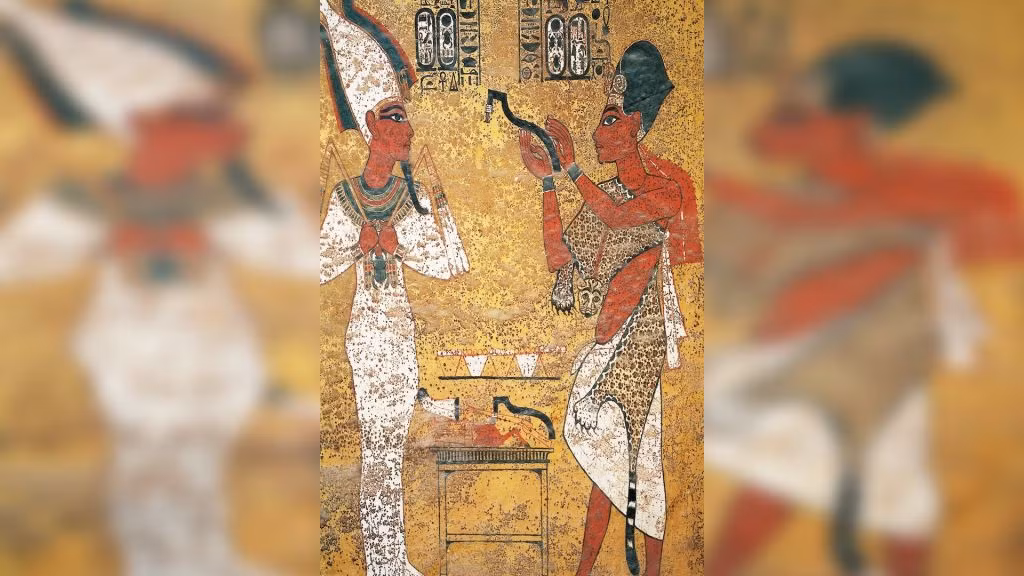 10. Bức tranh trường với Osiris. Bức tranh tường này trong lăng mộ của Tutankhamun cho thấy pharaoh đang tương tác với Osiris, một vị thần được coi là thần của thế giới ngầm.