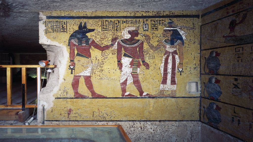 12. Bức tranh tường Anubis và Hathor. Trong bức tranh treo tường này, Tutankhamun được bao bọc bởi các vị thần Ai Cập cổ đại Anubis và Hathor. Anubis là một vị thần đầu chó rừng có liên quan đến việc ướp xác, trong khi Hathor liên quan đến khả năng sinh sản và tình yêu.