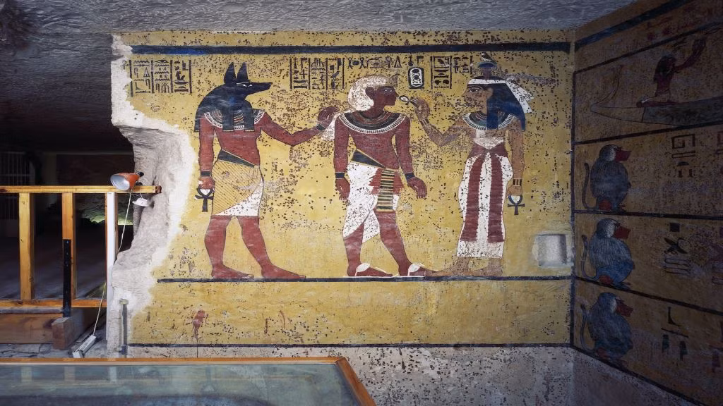 12. Bức tranh tường Anubis và Hathor. Trong bức tranh treo tường này, Tutankhamun được bao bọc bởi các vị thần Ai Cập cổ đại Anubis và Hathor. Anubis là một vị thần đầu chó rừng có liên quan đến việc ướp xác, trong khi Hathor liên quan đến khả năng sinh sản và tình yêu.