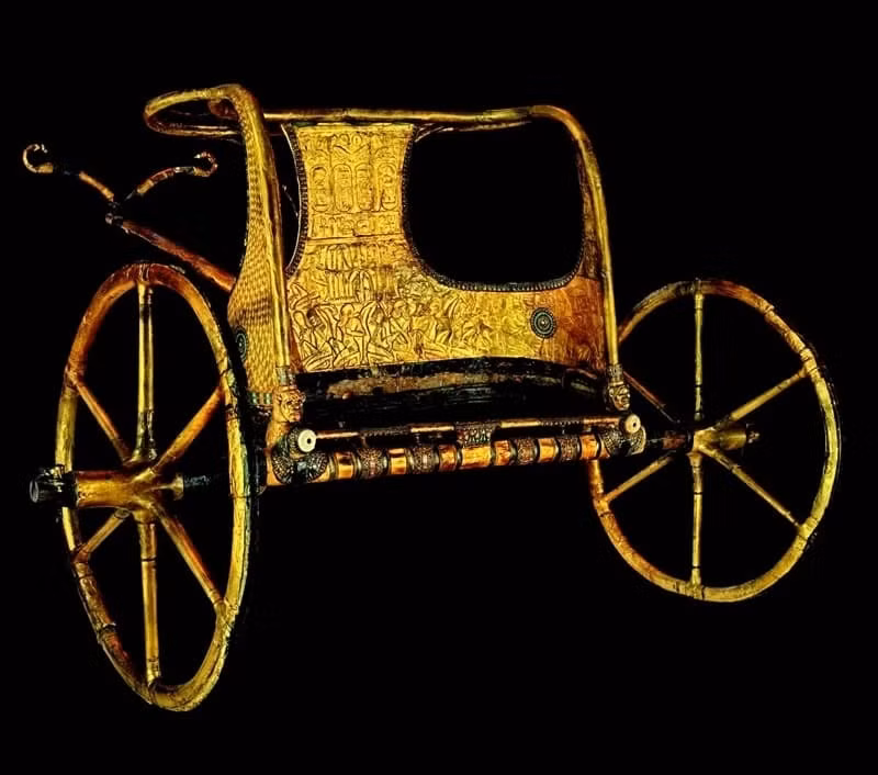 7. Cỗ xe ngựa. Các nhà nghiên cứu phân tích sâu và phục chế một trong những cỗ xe ngựa được tìm thấy trong lăng mộ vua Tutankhamun và nhận thấy rằng nó có một tán cây phía trên có thể cung cấp bóng râm cho những người ngồi trong đó.