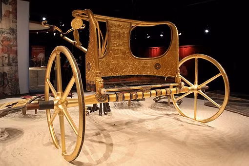 "Toàn bộ thiết kế này có thể được hiểu là sự xuất hiện của cặp đôi hoàng gia được người dân Ai Cập tôn sùng, đảm bảo cuộc sống và sự ổn định của vua và hoàng hậu dưới thần mặt trời đang bay lượn bên trên và bảo vệ họ", nhóm nghiên cứu viết trong bài báo của họ.