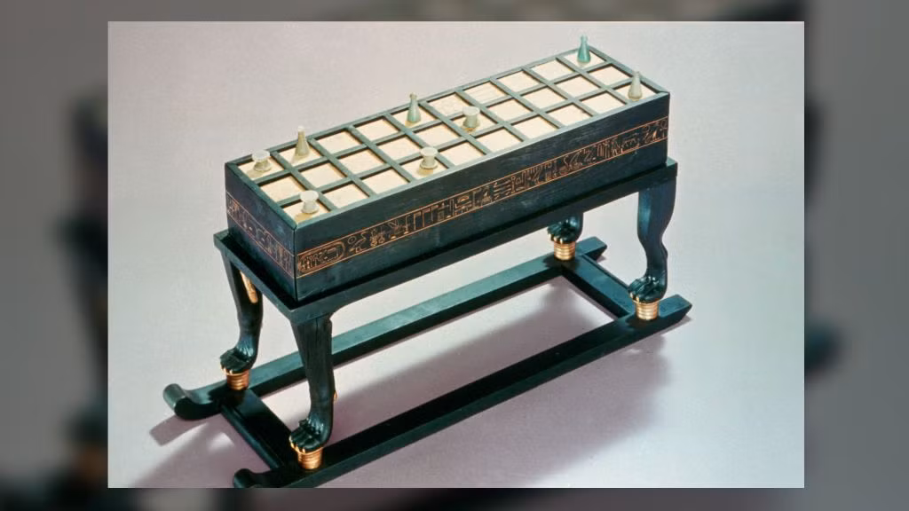3. Bàn trò chơi. Trong ngôi mộ của Tutankhamun tìm thấy chiếc bàn chơi game cho thấy, có ít nhất 4 trò chơi trên bàn, theo cuốn sách " Người Ai Cập cổ đại khi chơi: Trò chơi bàn cờ xuyên biên giới" (Bloomsbury, 2016). Một số mảnh trò chơi được tìm thấy trong lăng mộ được làm bằng ngà voi và các bảng này dường như được thiết kế cho trò chơi của hai mươi quân cờ.