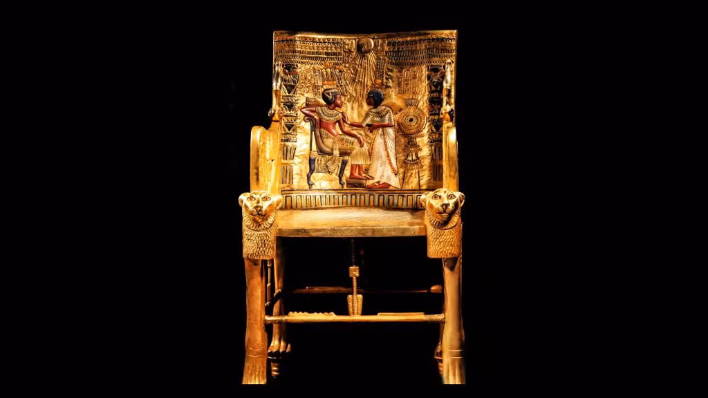Chiếc ngai còn lại có hình mô tả về Tutankhamun và vợ của ông, Ankhesenamun. Trong ghi chú của mình, Carter viết rằng, Ankhesenamun dường như đang bôi thuốc mỡ hoặc nước hoa lên Tutankhamun.