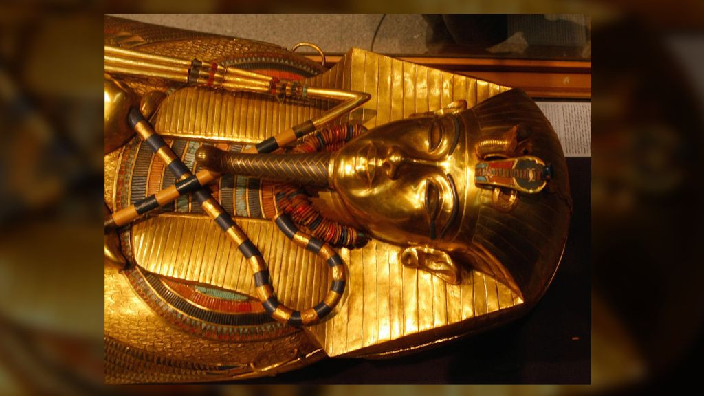 Cả ba chiếc quan tài đều thể hiện Tutankhamun có bộ râu dài và đang ôm một kẻ gian. Bộ Du lịch và Cổ vật Ai Cập lưu ý rằng chiếc quan tài bên ngoài được làm bằng gỗ mạ vàng. Quan tài thứ hai cũng được làm bằng gỗ mạ vàng và được tìm thấy với một số loại cây - bao gồm cả những bông hoa sen đang tàn - trên đó.