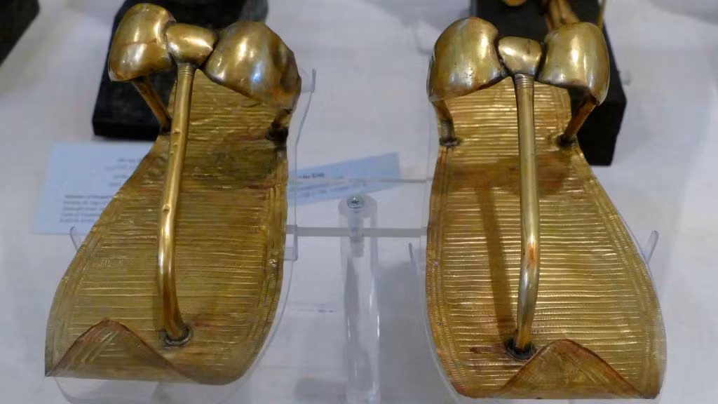4. Đôi dép vàng. Xác ướp của Tutankhamun được tìm thấy khi đang đi đôi dép bằng vàng. "Tổng chiều dài của dép khoảng 29,5 cm", Andre Veldmeijer, giám đốc Dự án Giày dép Ai Cập cổ đại chia sẻ. Veldmeijer nói rằng Tutankhamun có thể đã không mang đôi dép này khi còn sống. Đôi dép như thế này có thể đã được làm đặc biệt để chôn cất ông.