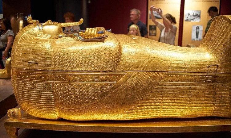 5. Quan tài vua Tutankhamun. Tutankhamun được an nghỉ trong ba chiếc quan tài lồng vào nhau. Quan tài kết hợp nặng khoảng 1,3 tấn. Kích thước lớn của quan tài cùng với kích thước tương đối nhỏ của lăng mộ Tutankhamun khiến việc mở quan tài trở nên khá khó khăn.