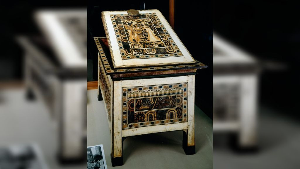 11. Hộp bọc ngà voi. Hộp gỗ phủ ngà voi này cũng được tìm thấy trong lăng mộ Tutankhamun. Hộp có những bức tranh tinh xảo trên đó hiển thị các họa tiết rất khó giải thích.
