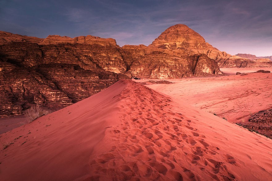 5. Sa mạc Wadi Rum. Sa mạc Wadi Rum là một trong những nơi có cảnh quan kỳ lạ nhất trên Trái Đất. Những vách đá trông không giống bất cứ vách đá nào khác trên hành tinh. Nhiều bộ phim nổi tiếng đã được quay tại đây như Transformer: Revenge of the Fallen.