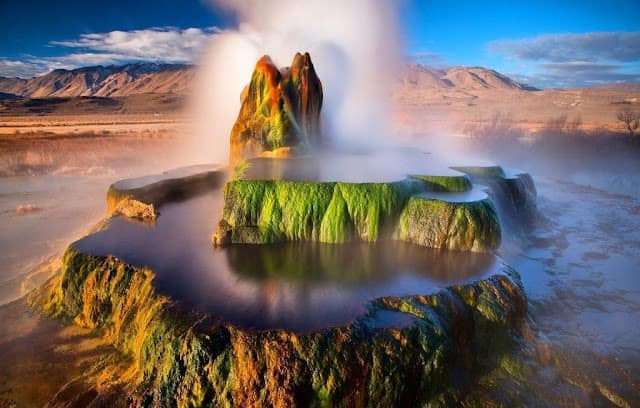 1. Fly Geyser, Mỹ. Sự hình thành quang cảnh địa nhiệt khiến Fly Geyser là một sự hi hữu của thiên nhiên và con người.