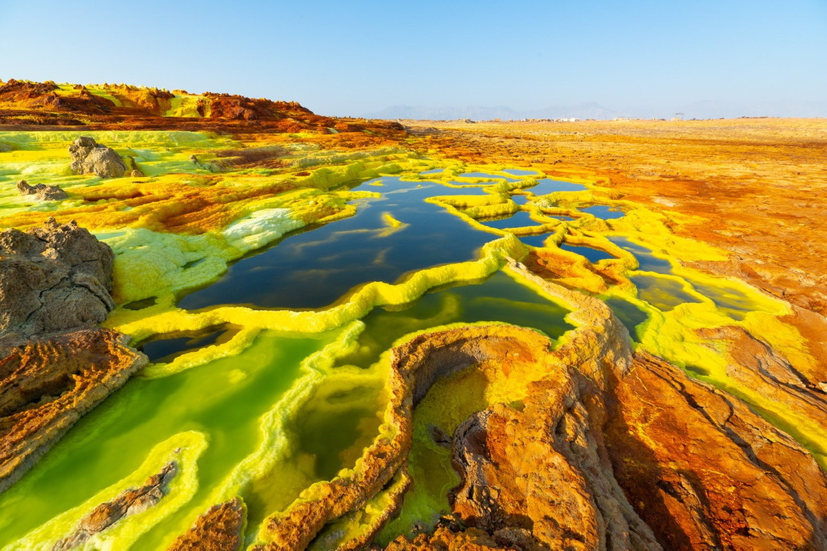 10. Dallol, Ethiopia. Dallol là một ví dụ địa chất kỳ thú về thành tạo muối, suối axit và khí đốt phun trào. Khu vực thủy nhiệt tuyệt vời được cho là nóng nhất thế giới, với mức nhiệt độ trung bình trong mùa hè lên tới 114 độ C.