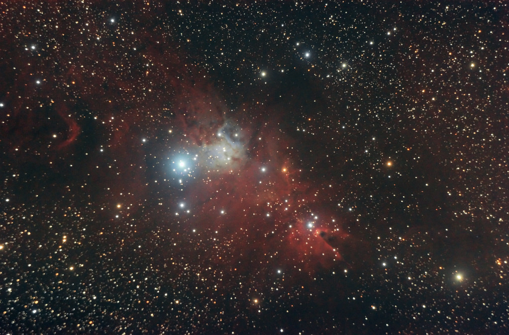 Các ngôi sao trẻ của NGC 2264 đã ăn mòn vật chất trong khu vực này qua hàng triệu năm, tạo thành Tinh vân Hình nón dày đặc và tối tăm hướng ra khỏi NGC 2264.