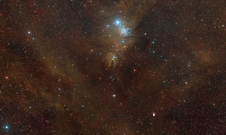 Do vị trí tương đối gần với Trái Đất, tinh vân Hình nón đã được nghiên cứu kỹ lưỡng. Tuy nhiên, những hình ảnh trước đây thiếu nhiều chi tiết đáng kinh ngạc so với quan sát mới, được thực hiện vào đầu năm nay bởi Kính viễn vọng Rất lớn (VLT), đặt tại Sa mạc Atacama của miền bắc Chile.