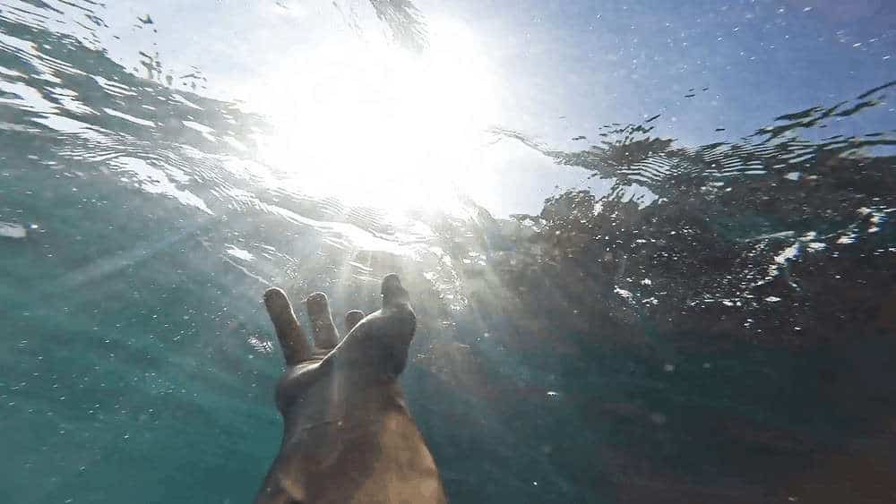 8. Nên cứu người khi gặp nguy cấp để mang lại may mắn cho bản thân và gia đình.