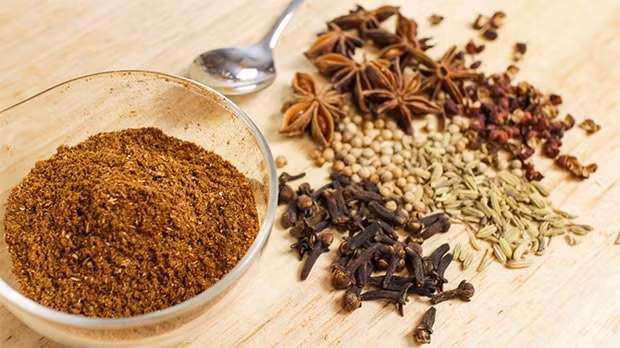 10. Sau ngày 17 âm và vào đầu tháng 8 âm lịch thì nên dùng hỗn hợp ngũ vị hương được nấu từ 5 loại hương thơm của Hồi khô, quế khô, xả, hương nhu, mùi thơm (hoặc lá bưởi) kết hợp rượu ngâm gừng (ngâm ít nhất 5 ngày) để thanh tẩy hoàn toàn, cân bằng sinh khí trong ngôi nhà mình ở.