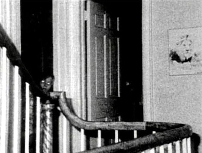 Ánh mắt của cậu bé đột nhiên phát sáng trong bức ảnh trông giống những con yêu tinh, khiến người xem hoảng sợ.