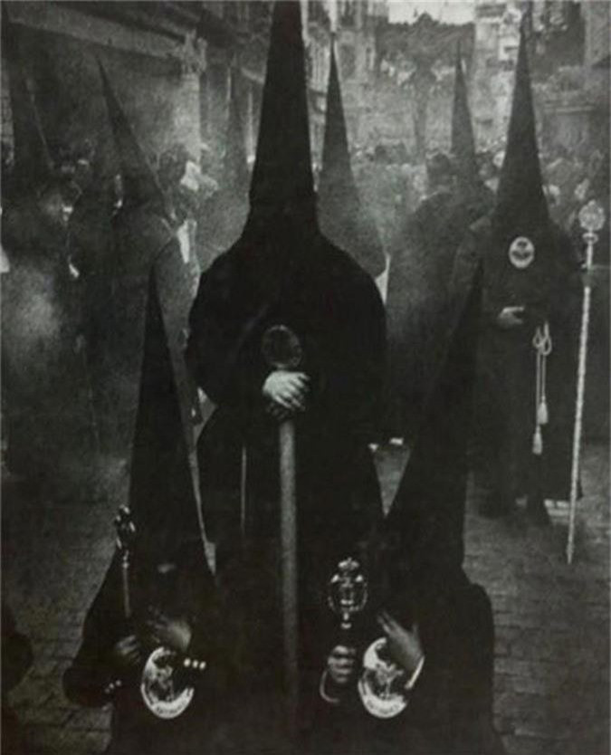 Bức ảnh giáo phái trông vô cùng bí ẩn và nguy hiểm, không ai biết họ đang làm gì.